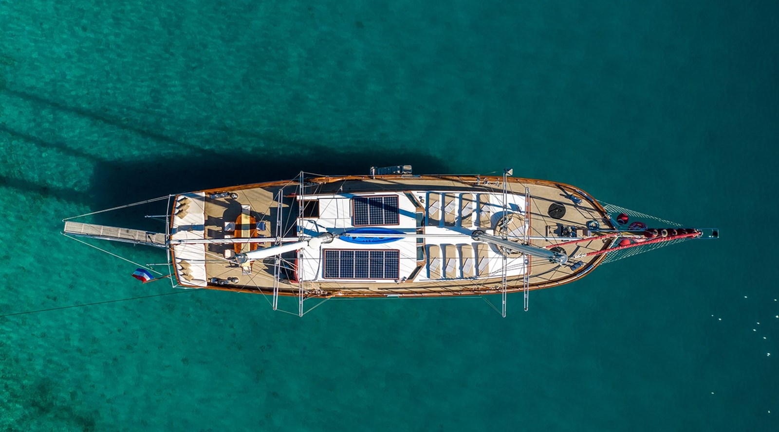 https://s3.amazonaws.com/boss.yatco.com/ForCharter/Vessel/Photo/3256/large_27296.jpg