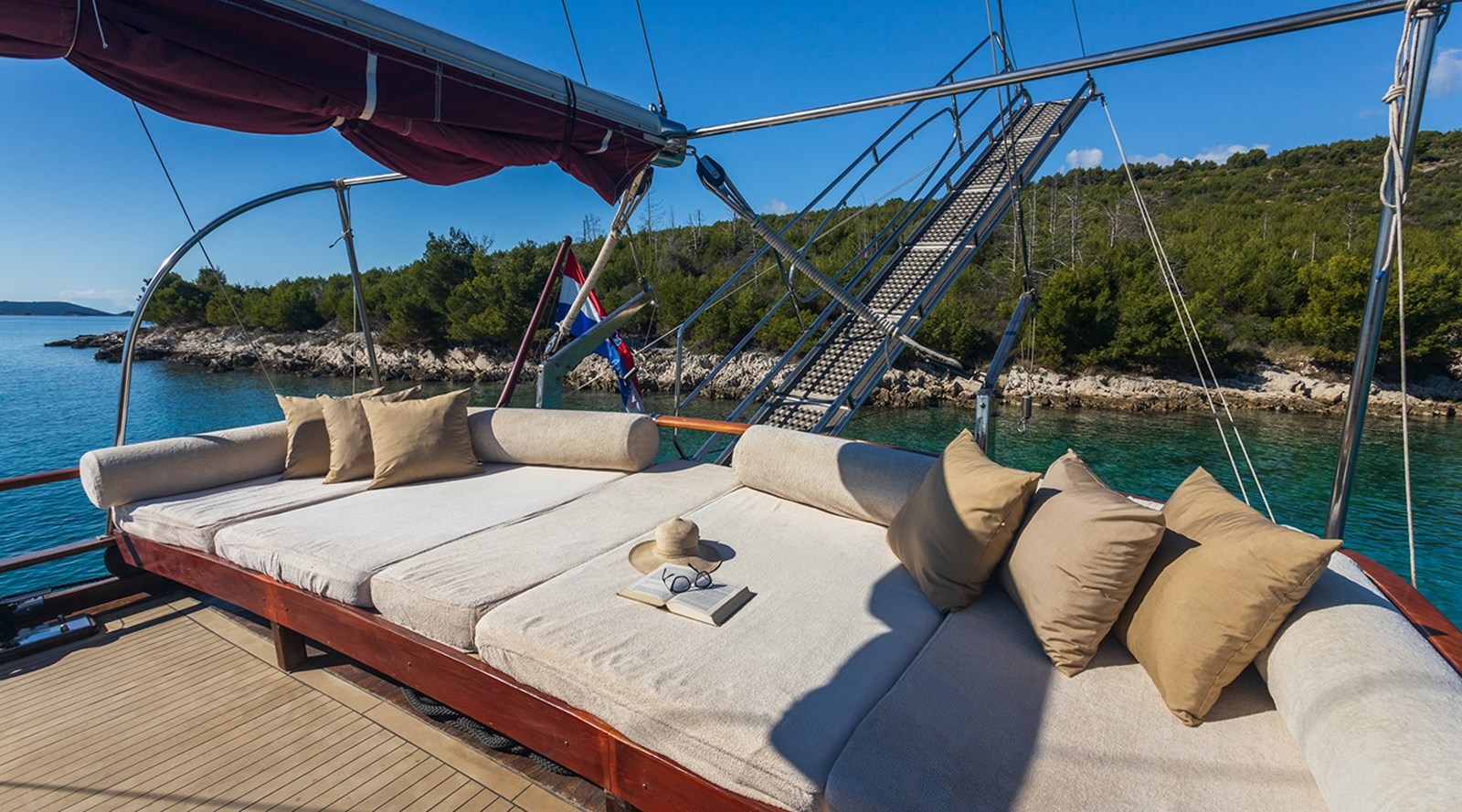 https://s3.amazonaws.com/boss.yatco.com/ForCharter/Vessel/Photo/3256/large_27297.jpg