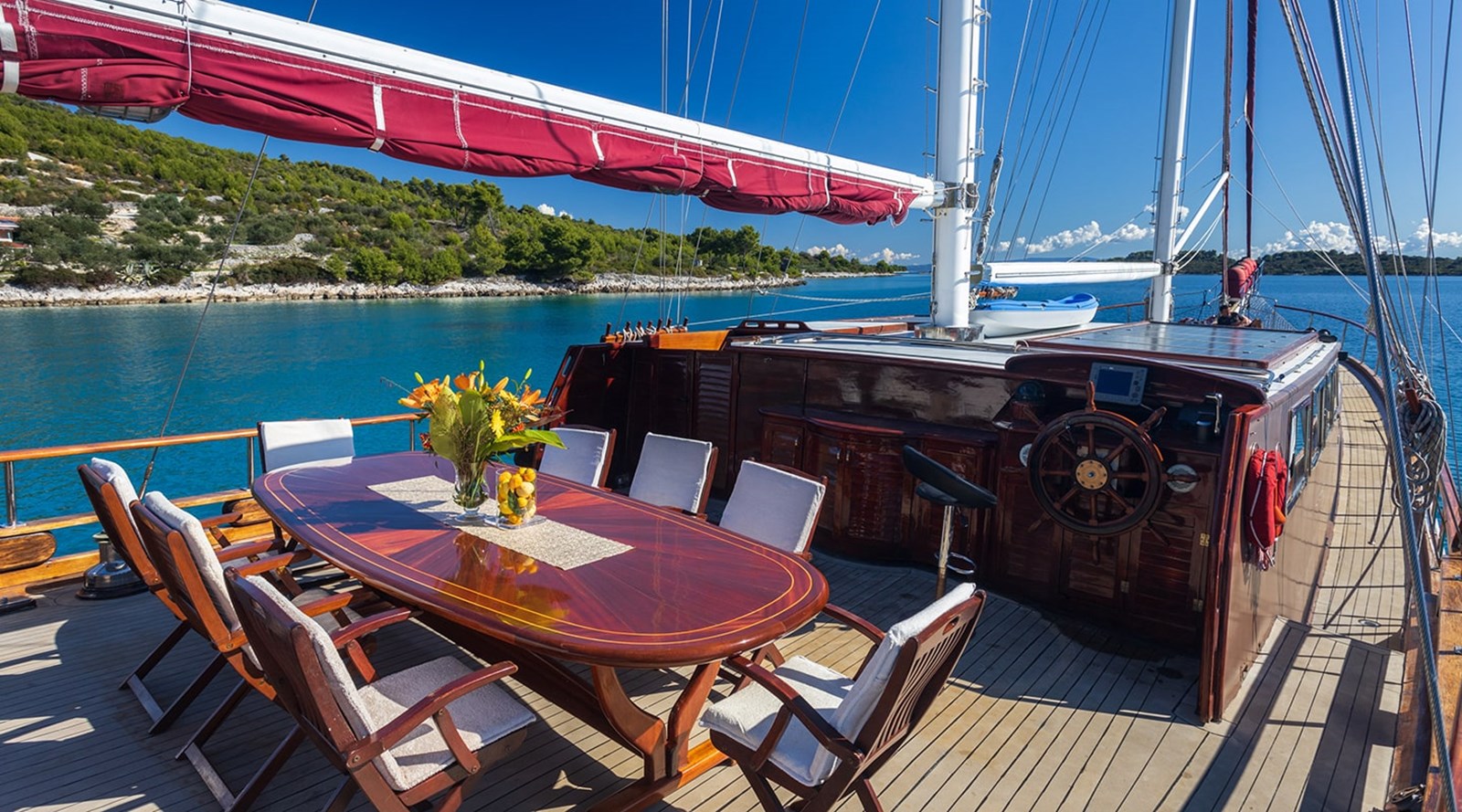https://s3.amazonaws.com/boss.yatco.com/ForCharter/Vessel/Photo/3256/large_27298.jpg