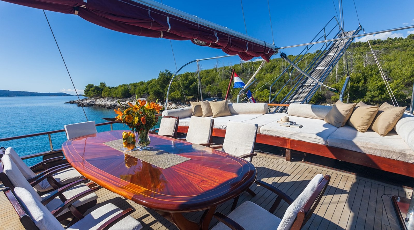 https://s3.amazonaws.com/boss.yatco.com/ForCharter/Vessel/Photo/3256/large_27299.jpg