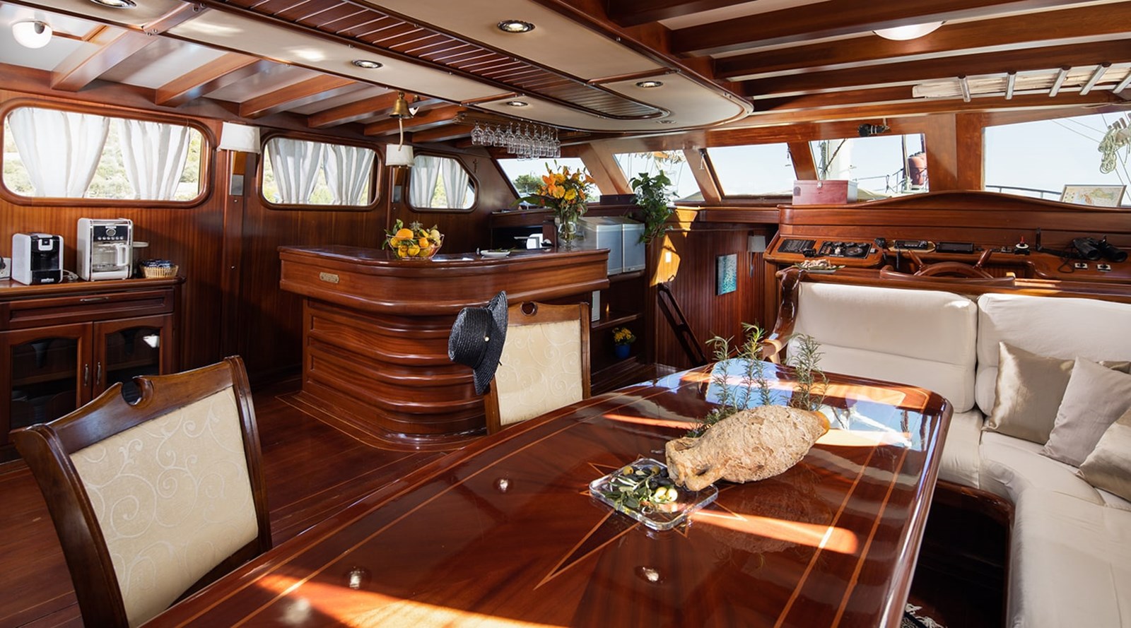 https://s3.amazonaws.com/boss.yatco.com/ForCharter/Vessel/Photo/3256/large_27304.jpg