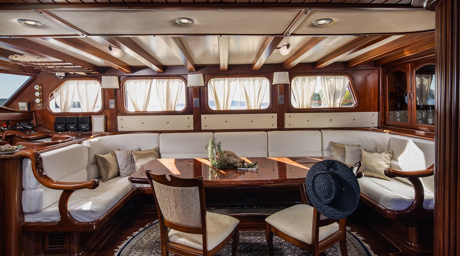 https://s3.amazonaws.com/boss.yatco.com/ForCharter/Vessel/Photo/3256/large_27305.jpg
