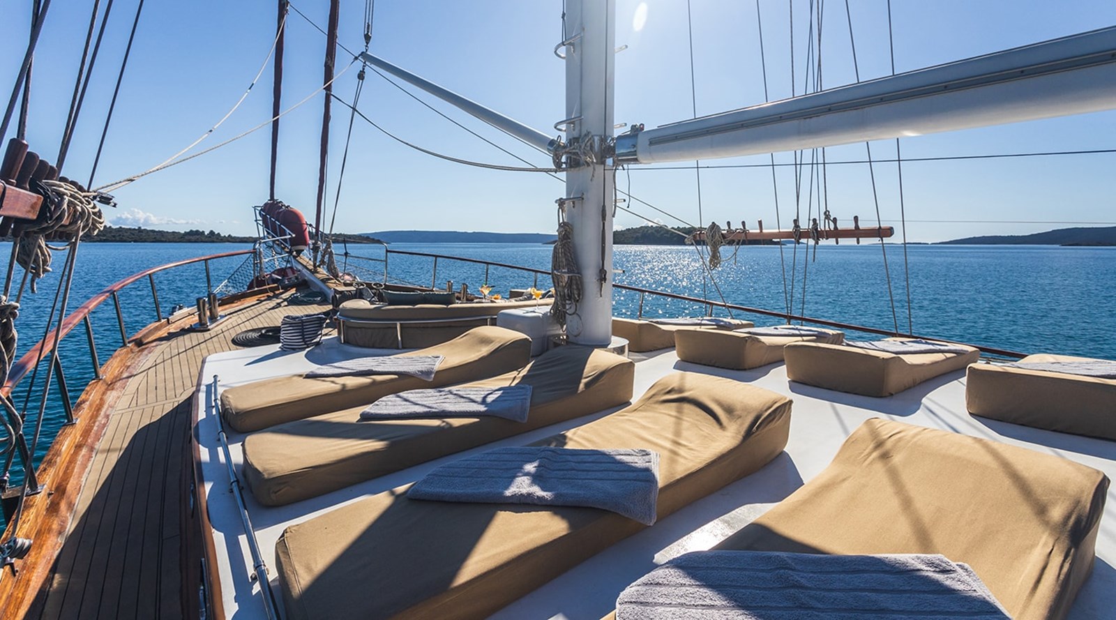 https://s3.amazonaws.com/boss.yatco.com/ForCharter/Vessel/Photo/3256/large_27306.jpg