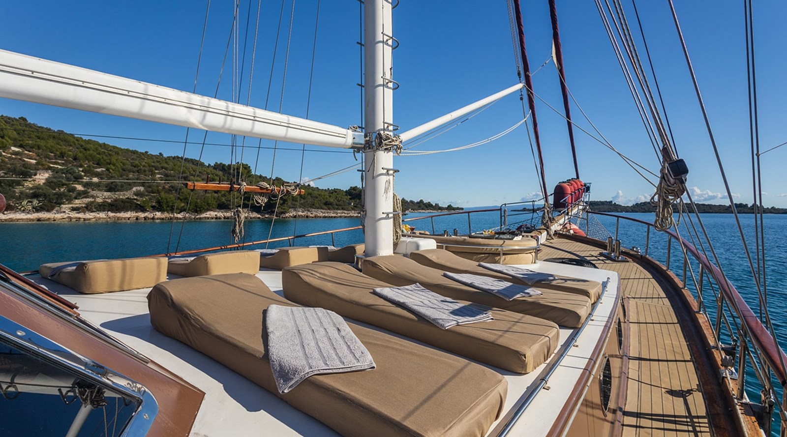 https://s3.amazonaws.com/boss.yatco.com/ForCharter/Vessel/Photo/3256/large_27308.jpg