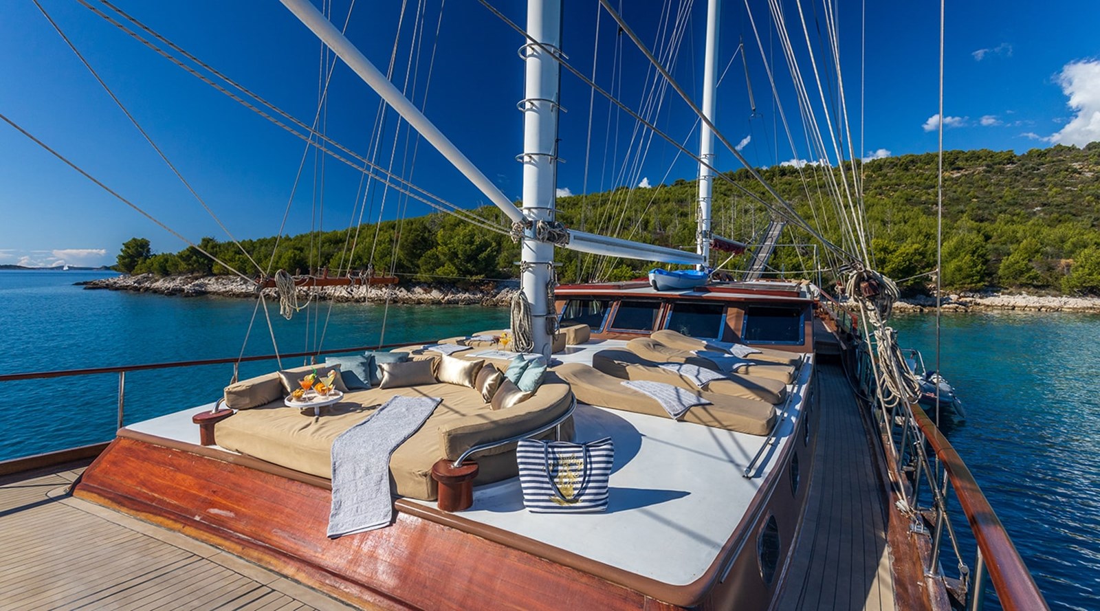 https://s3.amazonaws.com/boss.yatco.com/ForCharter/Vessel/Photo/3256/large_27309.jpg
