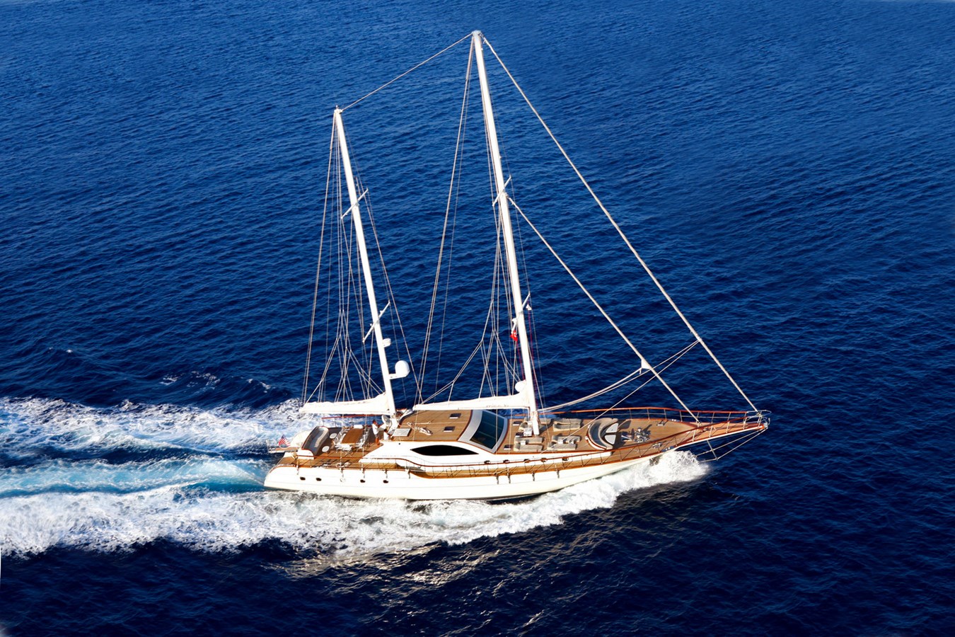 https://s3.amazonaws.com/boss.yatco.com/ForCharter/Vessel/Photo/3270/large_27647.jpg