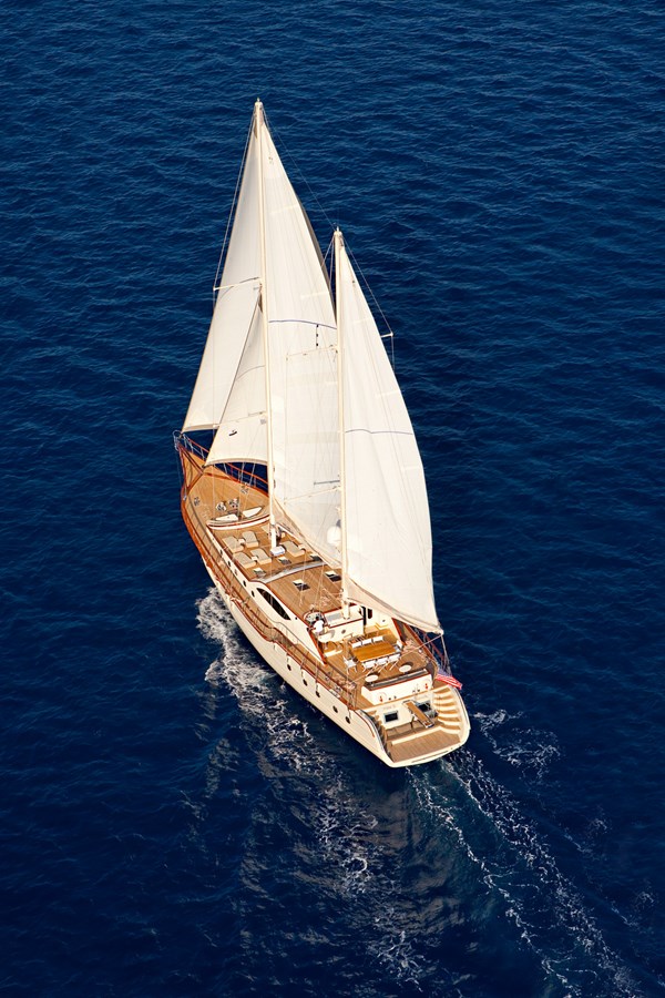 https://s3.amazonaws.com/boss.yatco.com/ForCharter/Vessel/Photo/3270/large_27649.jpg