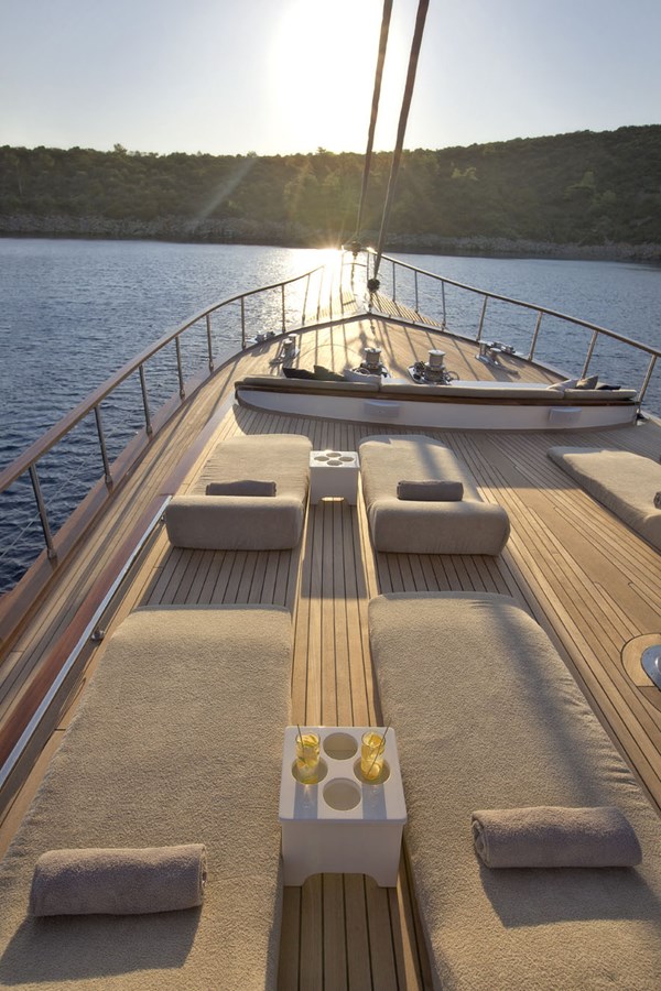 https://s3.amazonaws.com/boss.yatco.com/ForCharter/Vessel/Photo/3270/large_27650.jpg