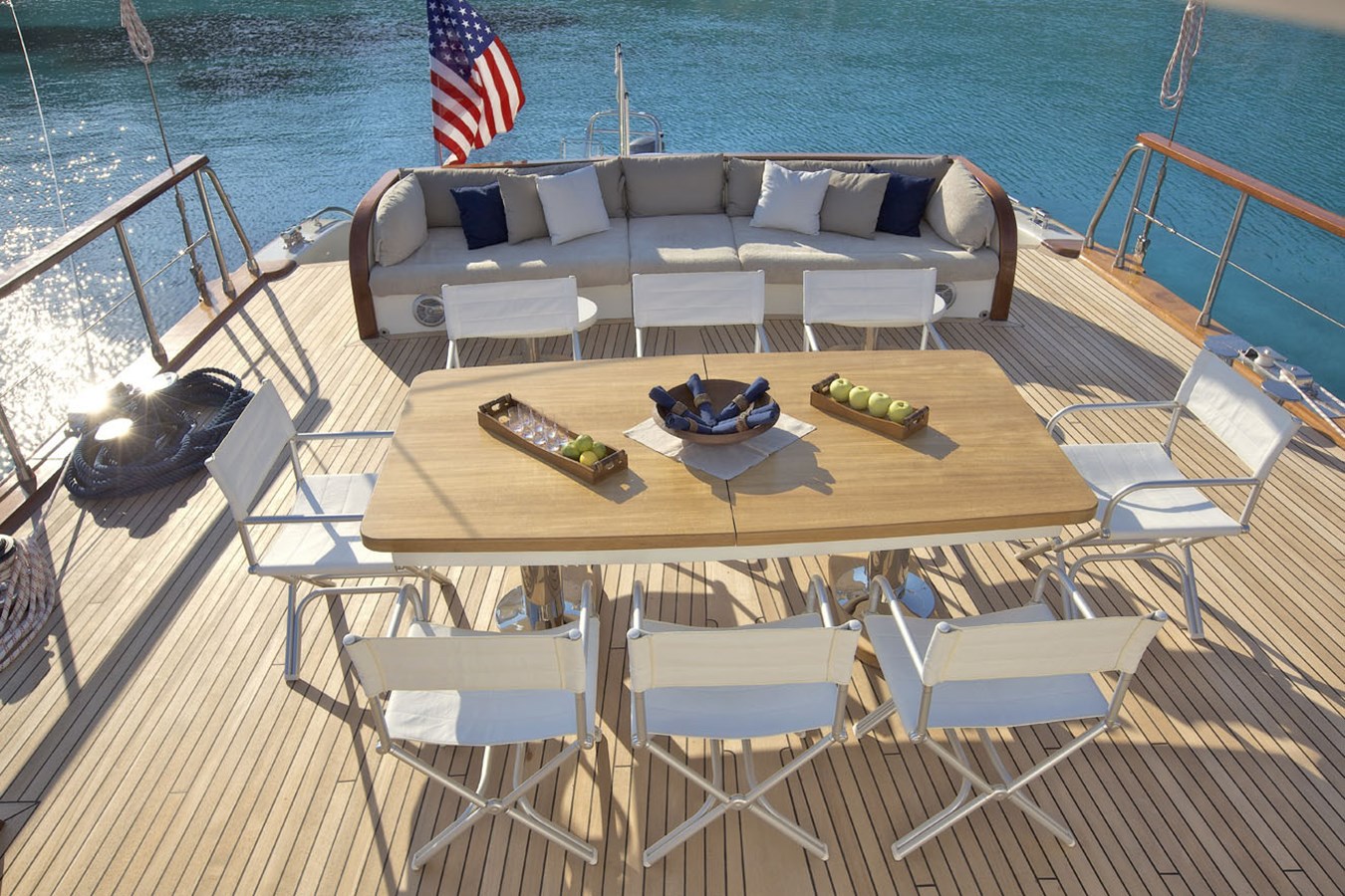 https://s3.amazonaws.com/boss.yatco.com/ForCharter/Vessel/Photo/3270/large_27651.jpg