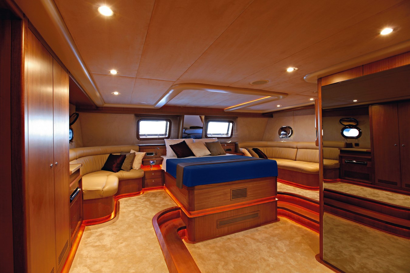 https://s3.amazonaws.com/boss.yatco.com/ForCharter/Vessel/Photo/3270/large_27655.jpg
