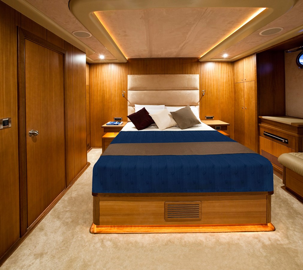 https://s3.amazonaws.com/boss.yatco.com/ForCharter/Vessel/Photo/3270/large_27656.jpg