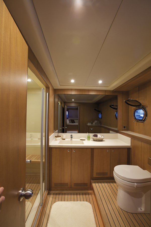 https://s3.amazonaws.com/boss.yatco.com/ForCharter/Vessel/Photo/3270/large_27660.jpg