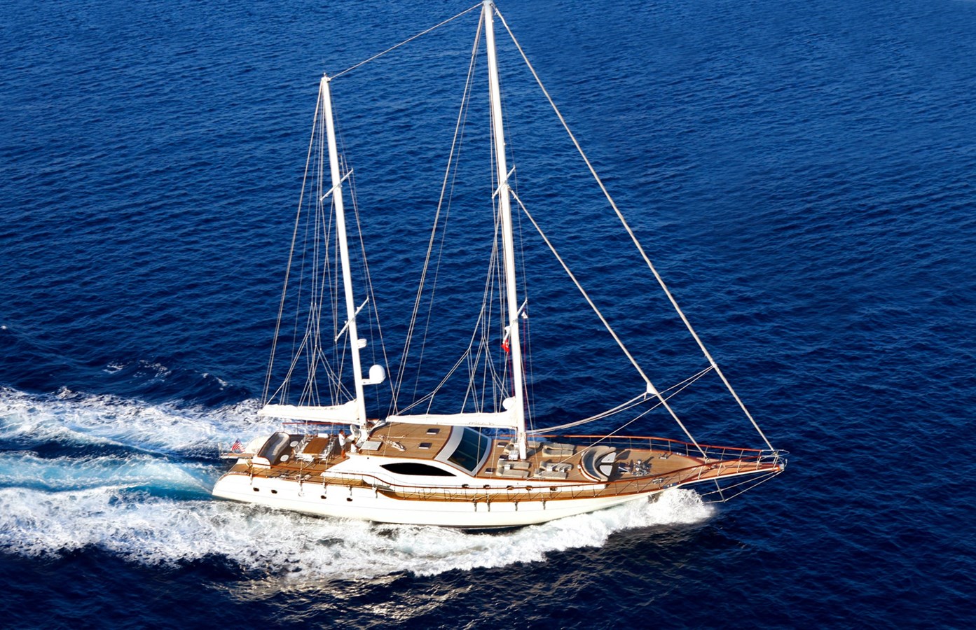 https://s3.amazonaws.com/boss.yatco.com/ForCharter/Vessel/Photo/3270/large_67469.jpg