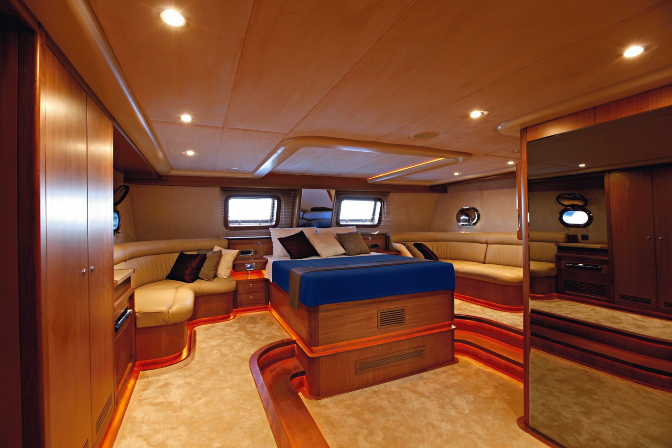 https://s3.amazonaws.com/boss.yatco.com/ForCharter/Vessel/Photo/3270/large_67471.jpg