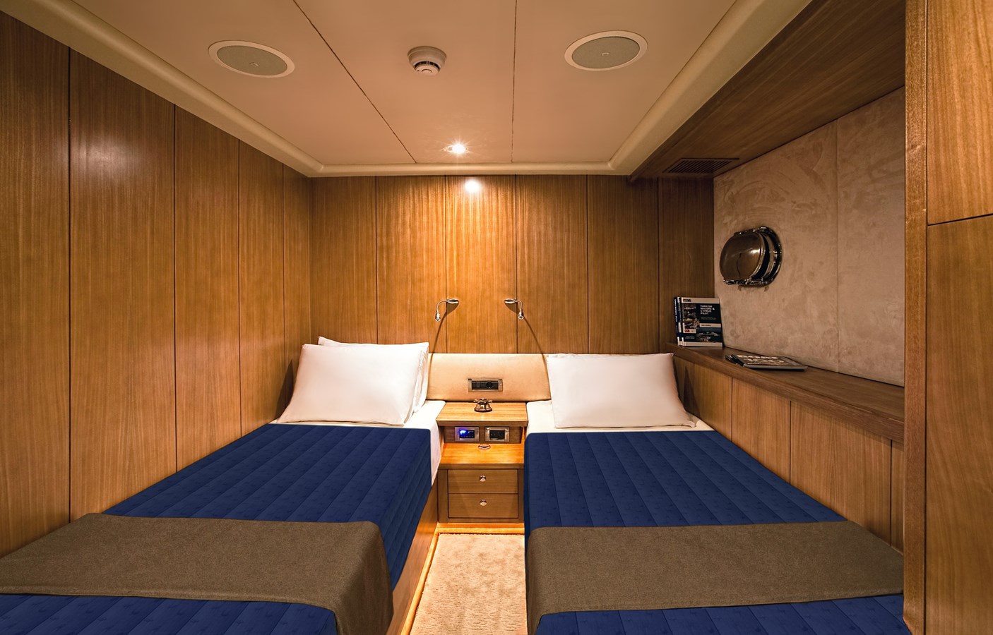 https://s3.amazonaws.com/boss.yatco.com/ForCharter/Vessel/Photo/3270/large_67478.jpg