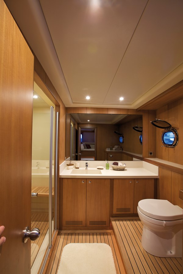 https://s3.amazonaws.com/boss.yatco.com/ForCharter/Vessel/Photo/3270/large_67479.jpg