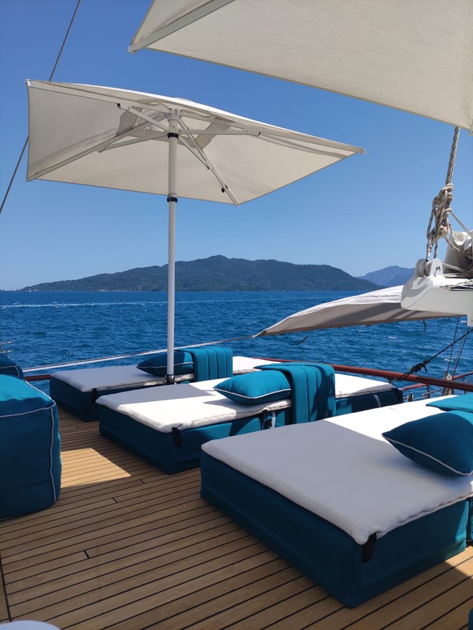 https://s3.amazonaws.com/boss.yatco.com/ForCharter/Vessel/Photo/3310/large_29161.jpg