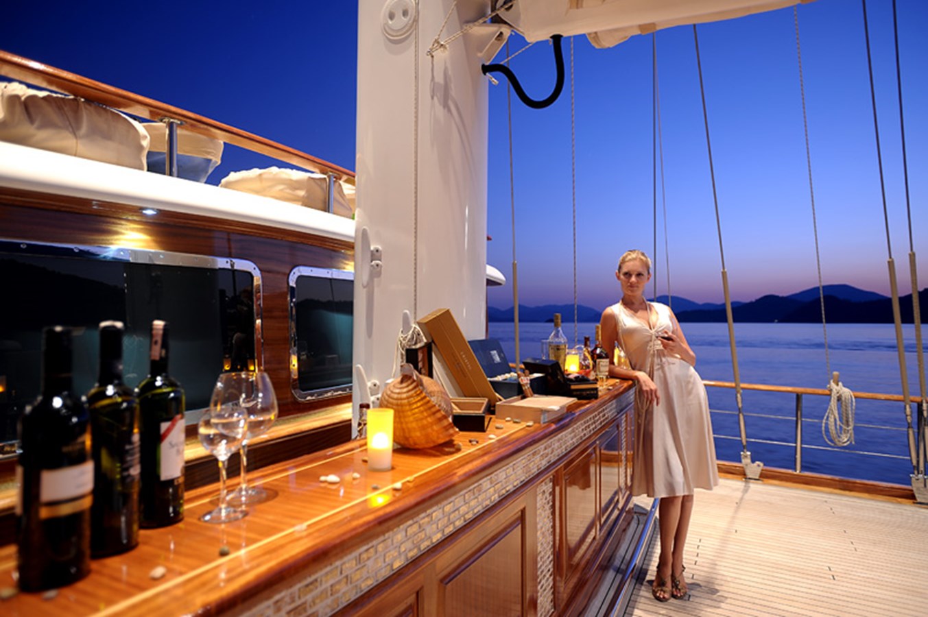 https://s3.amazonaws.com/boss.yatco.com/ForCharter/Vessel/Photo/3310/large_29163.jpg