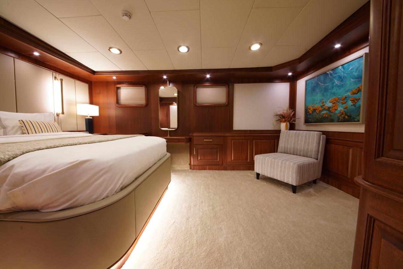 https://s3.amazonaws.com/boss.yatco.com/ForCharter/Vessel/Photo/3310/large_29170.jpg