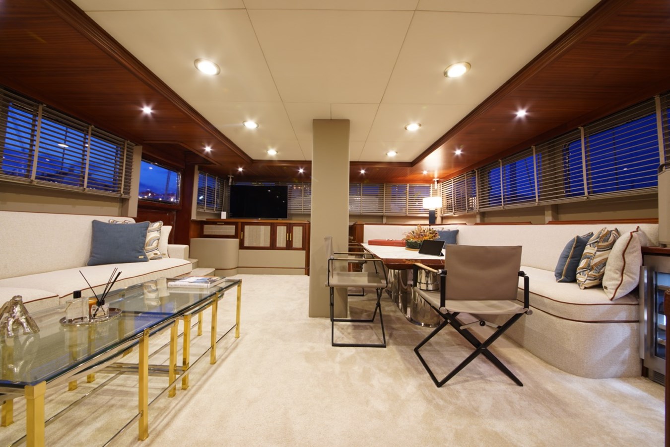 https://s3.amazonaws.com/boss.yatco.com/ForCharter/Vessel/Photo/3310/large_29181.jpg