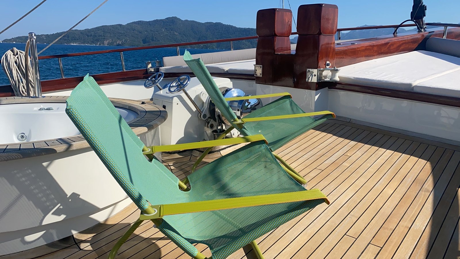 https://s3.amazonaws.com/boss.yatco.com/ForCharter/Vessel/Photo/3310/large_29186.jpg