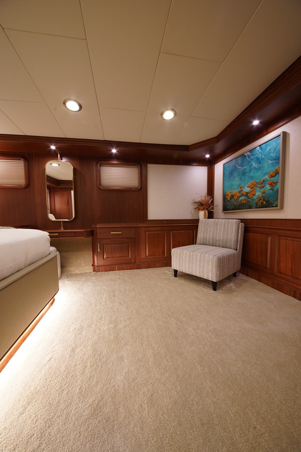 https://s3.amazonaws.com/boss.yatco.com/ForCharter/Vessel/Photo/3310/large_29202.jpg
