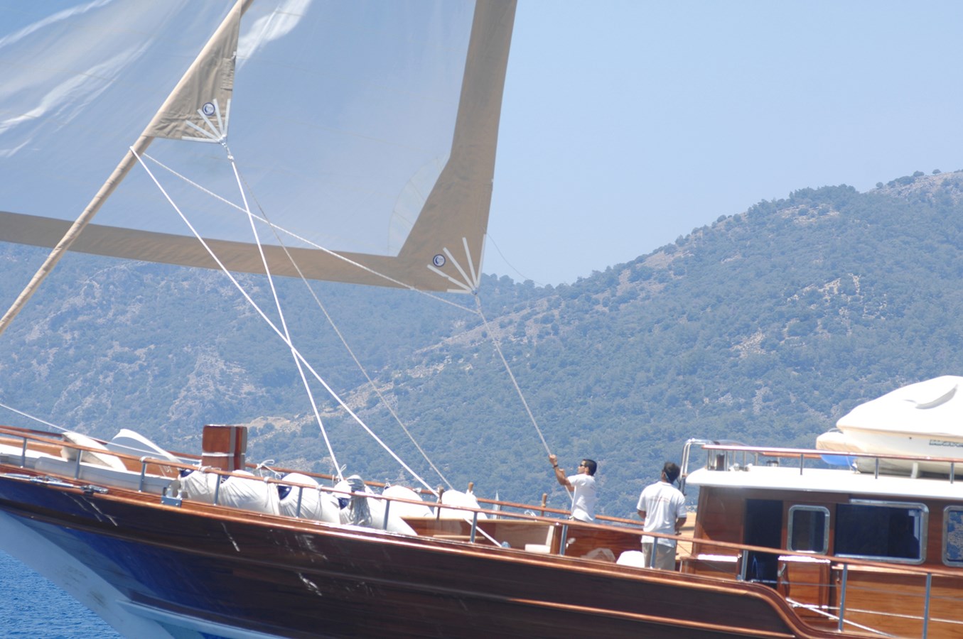 https://s3.amazonaws.com/boss.yatco.com/ForCharter/Vessel/Photo/3310/large_29209.jpg