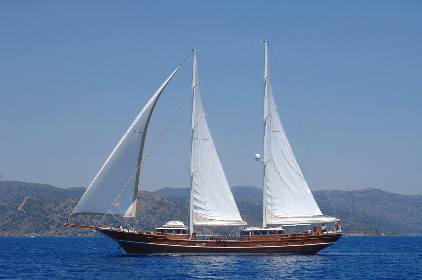 https://s3.amazonaws.com/boss.yatco.com/ForCharter/Vessel/Photo/3310/large_29211.jpg