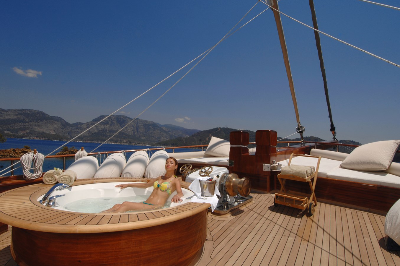 https://s3.amazonaws.com/boss.yatco.com/ForCharter/Vessel/Photo/3310/large_29213.jpg
