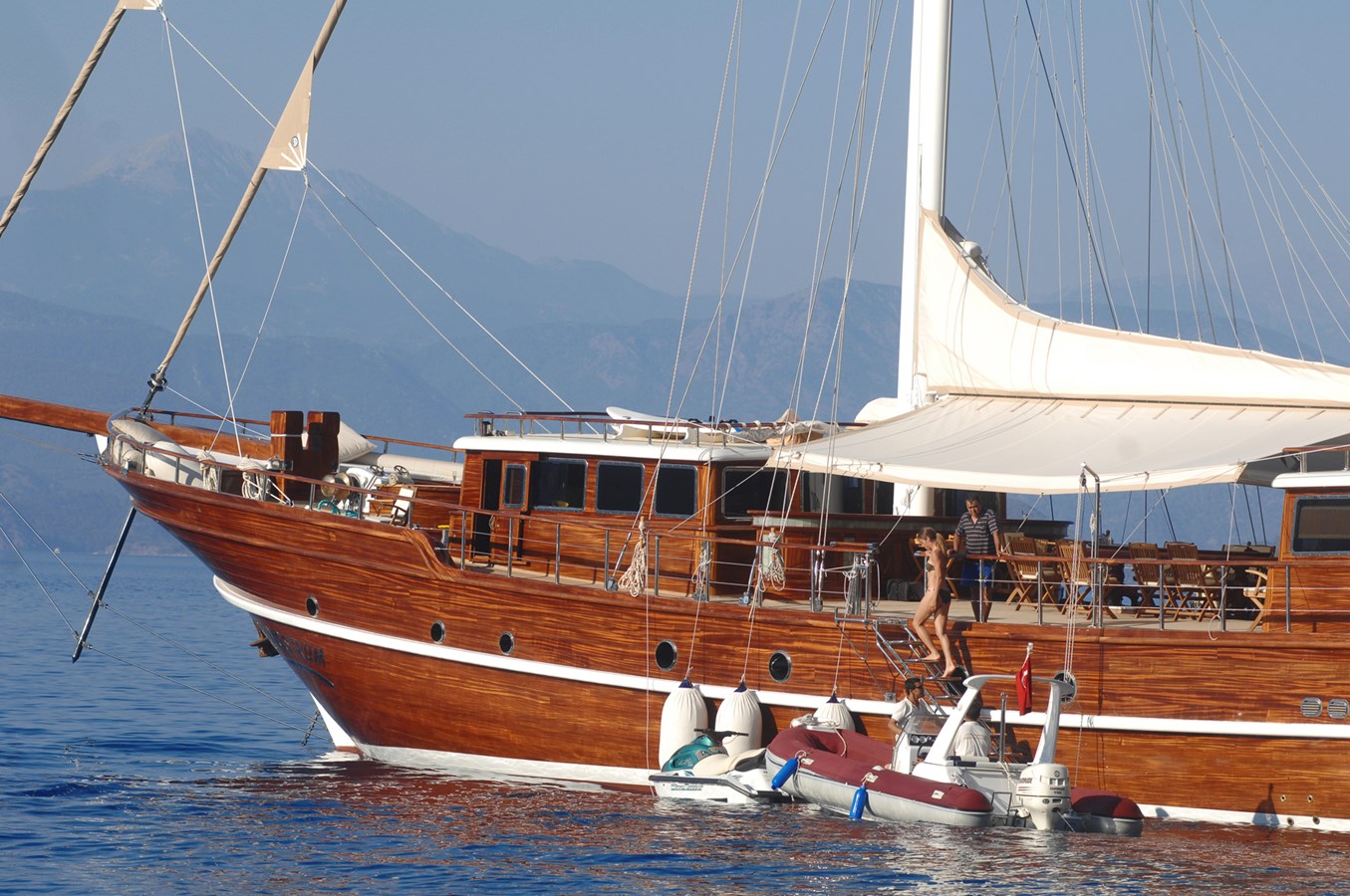https://s3.amazonaws.com/boss.yatco.com/ForCharter/Vessel/Photo/3310/large_29220.jpg