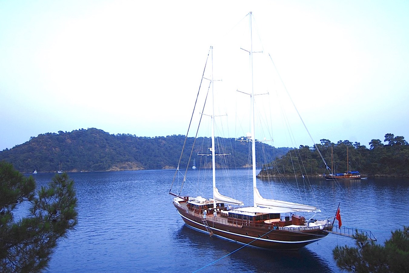 https://s3.amazonaws.com/boss.yatco.com/ForCharter/Vessel/Photo/3310/large_29222.jpg