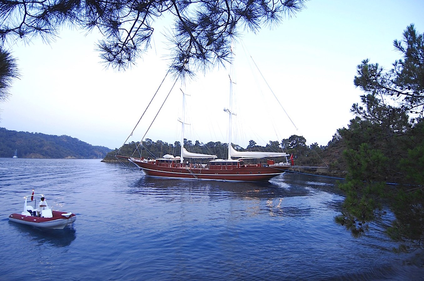https://s3.amazonaws.com/boss.yatco.com/ForCharter/Vessel/Photo/3310/large_29224.jpg