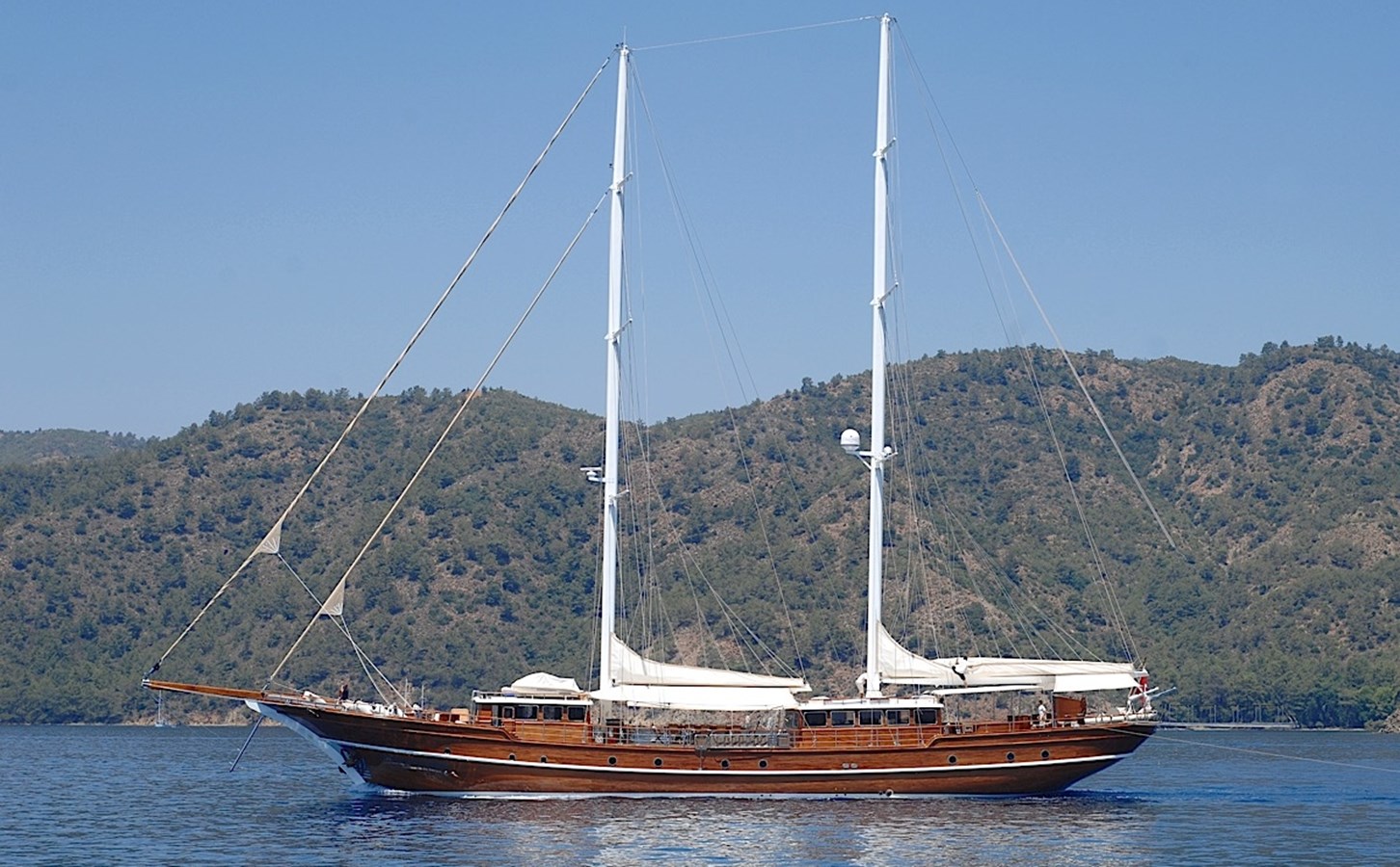 https://s3.amazonaws.com/boss.yatco.com/ForCharter/Vessel/Photo/3310/large_29230.jpg