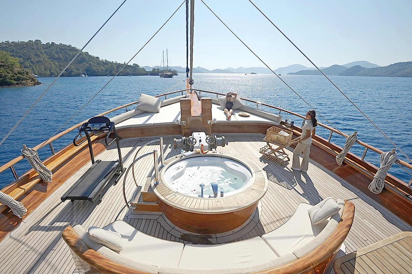 https://s3.amazonaws.com/boss.yatco.com/ForCharter/Vessel/Photo/3310/large_29238.jpg
