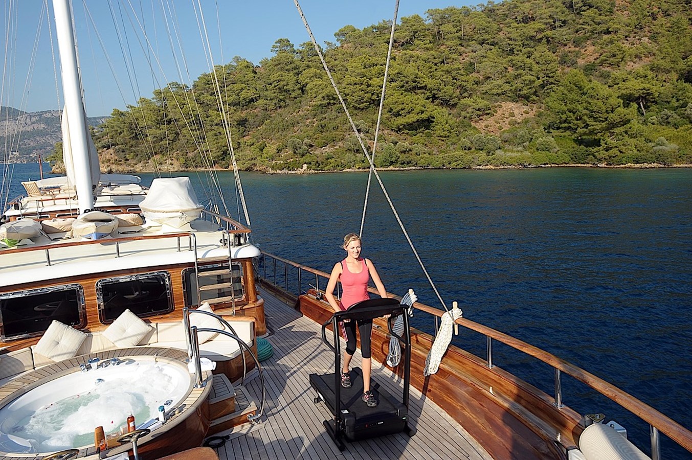 https://s3.amazonaws.com/boss.yatco.com/ForCharter/Vessel/Photo/3310/large_29240.jpg