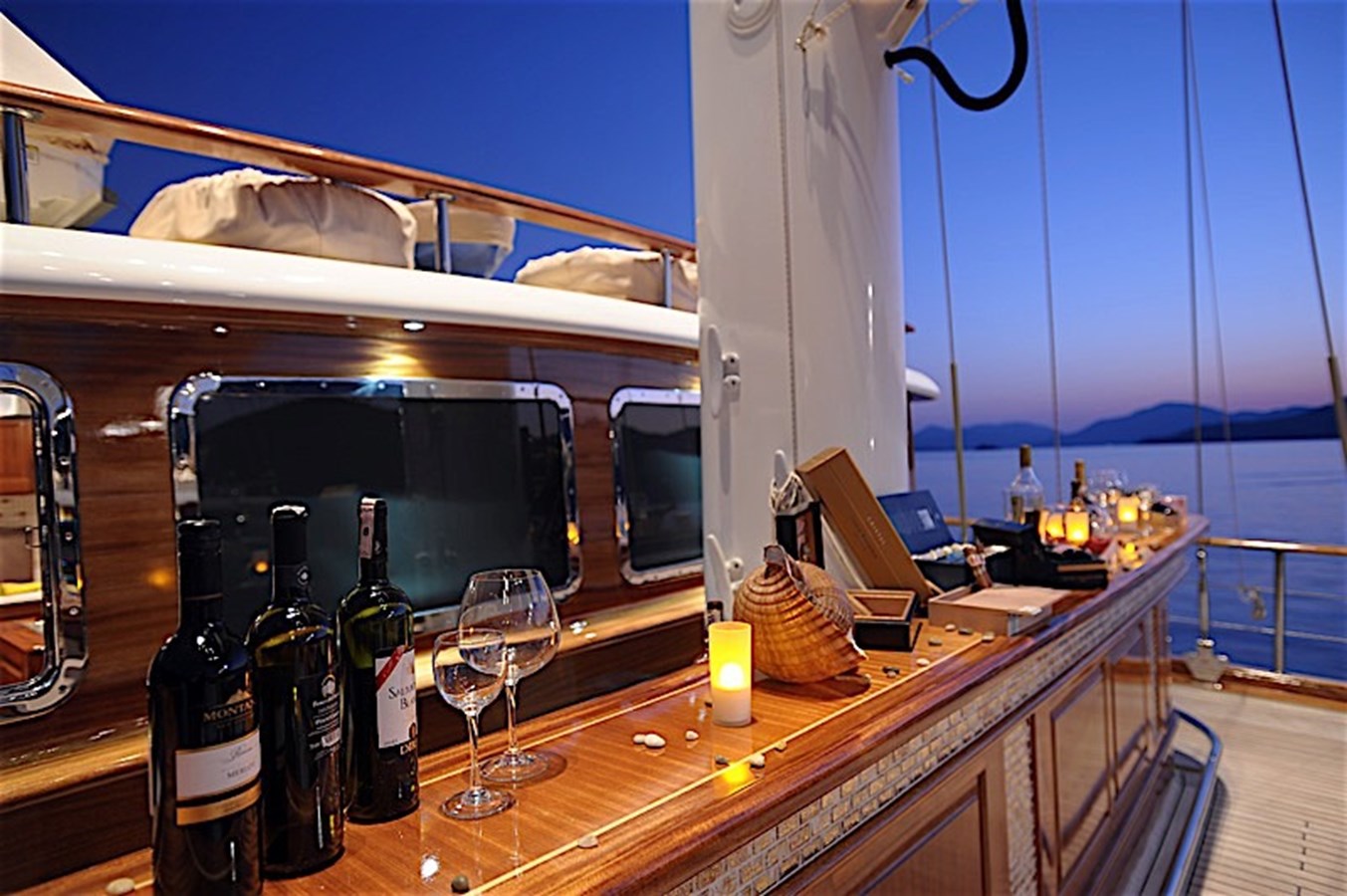 https://s3.amazonaws.com/boss.yatco.com/ForCharter/Vessel/Photo/3330/large_29667.jpg