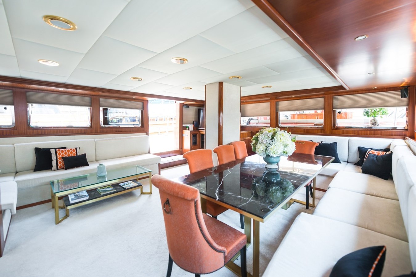 https://s3.amazonaws.com/boss.yatco.com/ForCharter/Vessel/Photo/3330/large_29669.jpg