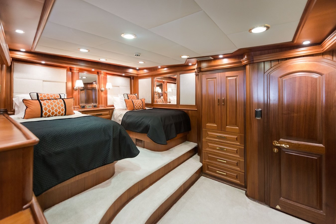 https://s3.amazonaws.com/boss.yatco.com/ForCharter/Vessel/Photo/3330/large_29671.jpg