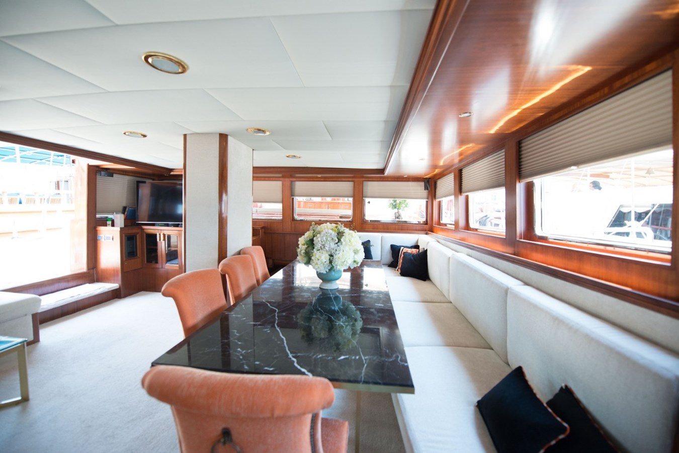 https://s3.amazonaws.com/boss.yatco.com/ForCharter/Vessel/Photo/3330/large_29672.jpg