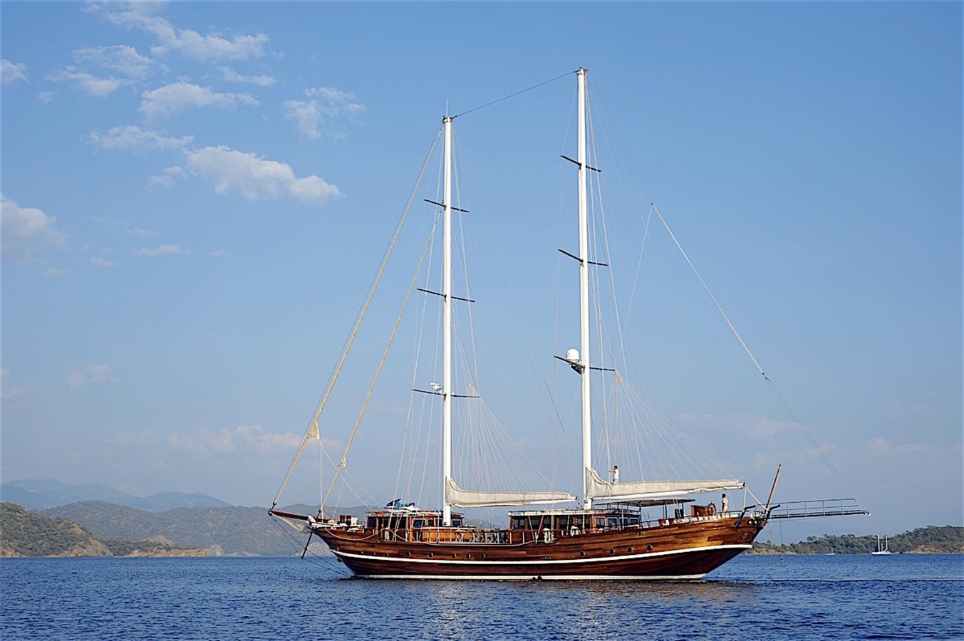 https://s3.amazonaws.com/boss.yatco.com/ForCharter/Vessel/Photo/3330/large_29673.jpg
