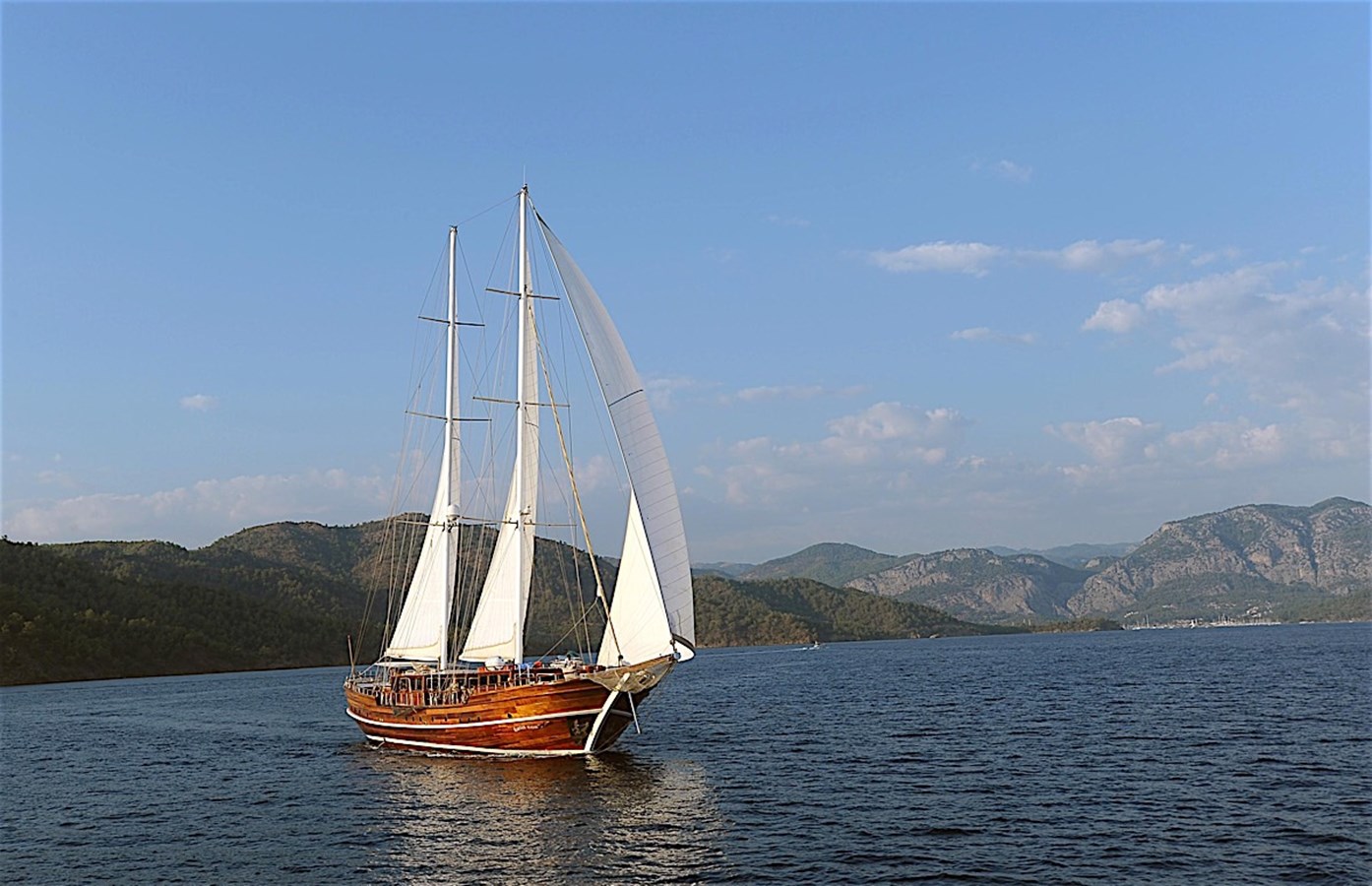 https://s3.amazonaws.com/boss.yatco.com/ForCharter/Vessel/Photo/3330/large_29675.jpg