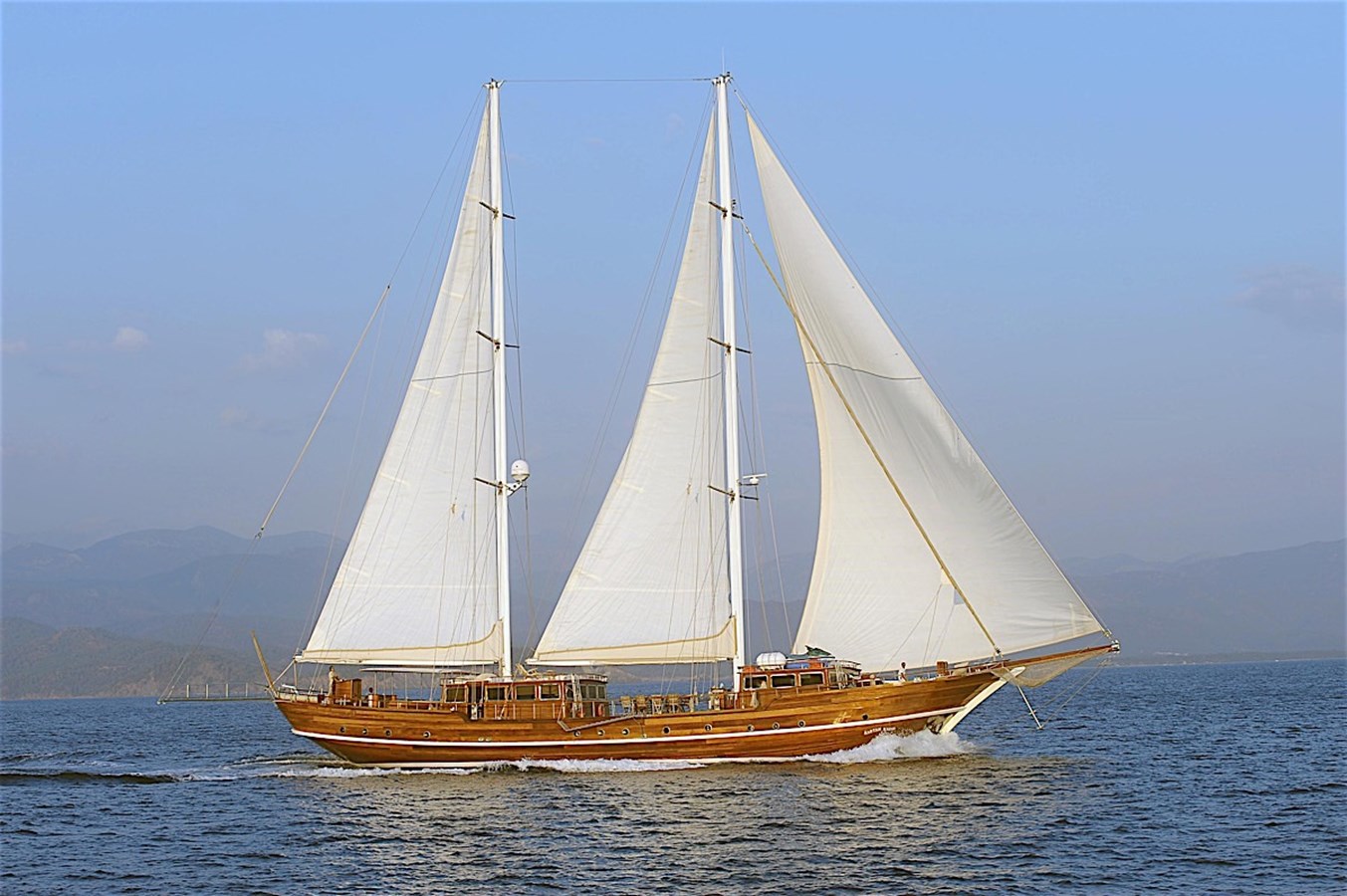 https://s3.amazonaws.com/boss.yatco.com/ForCharter/Vessel/Photo/3330/large_29676.jpg