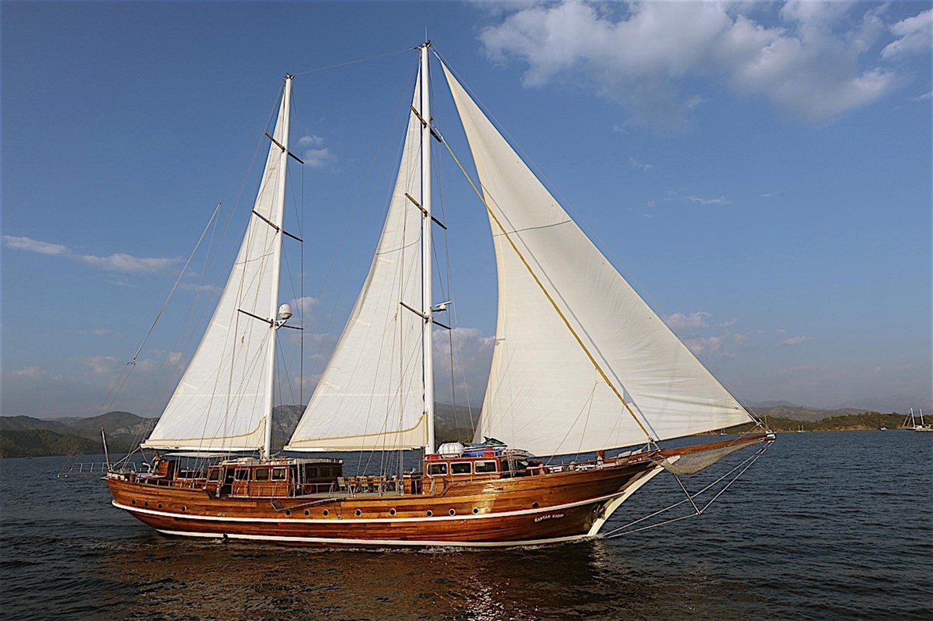 https://s3.amazonaws.com/boss.yatco.com/ForCharter/Vessel/Photo/3330/large_29677.jpg