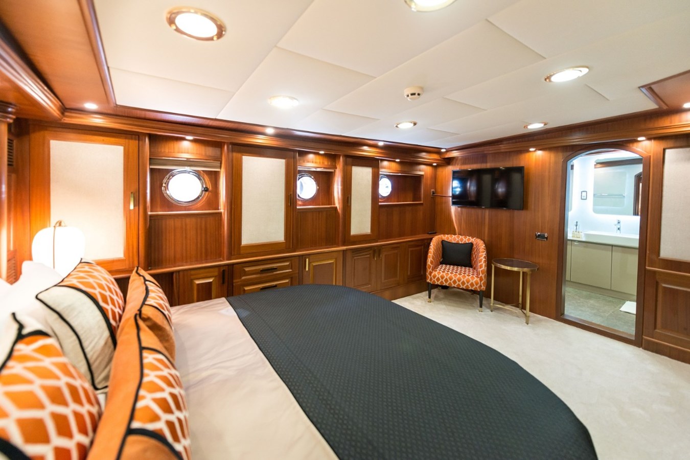 https://s3.amazonaws.com/boss.yatco.com/ForCharter/Vessel/Photo/3330/large_29678.jpg