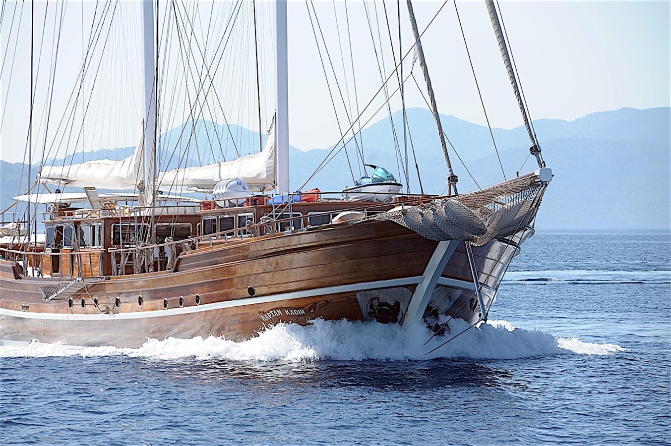 https://s3.amazonaws.com/boss.yatco.com/ForCharter/Vessel/Photo/3330/large_29679.jpg