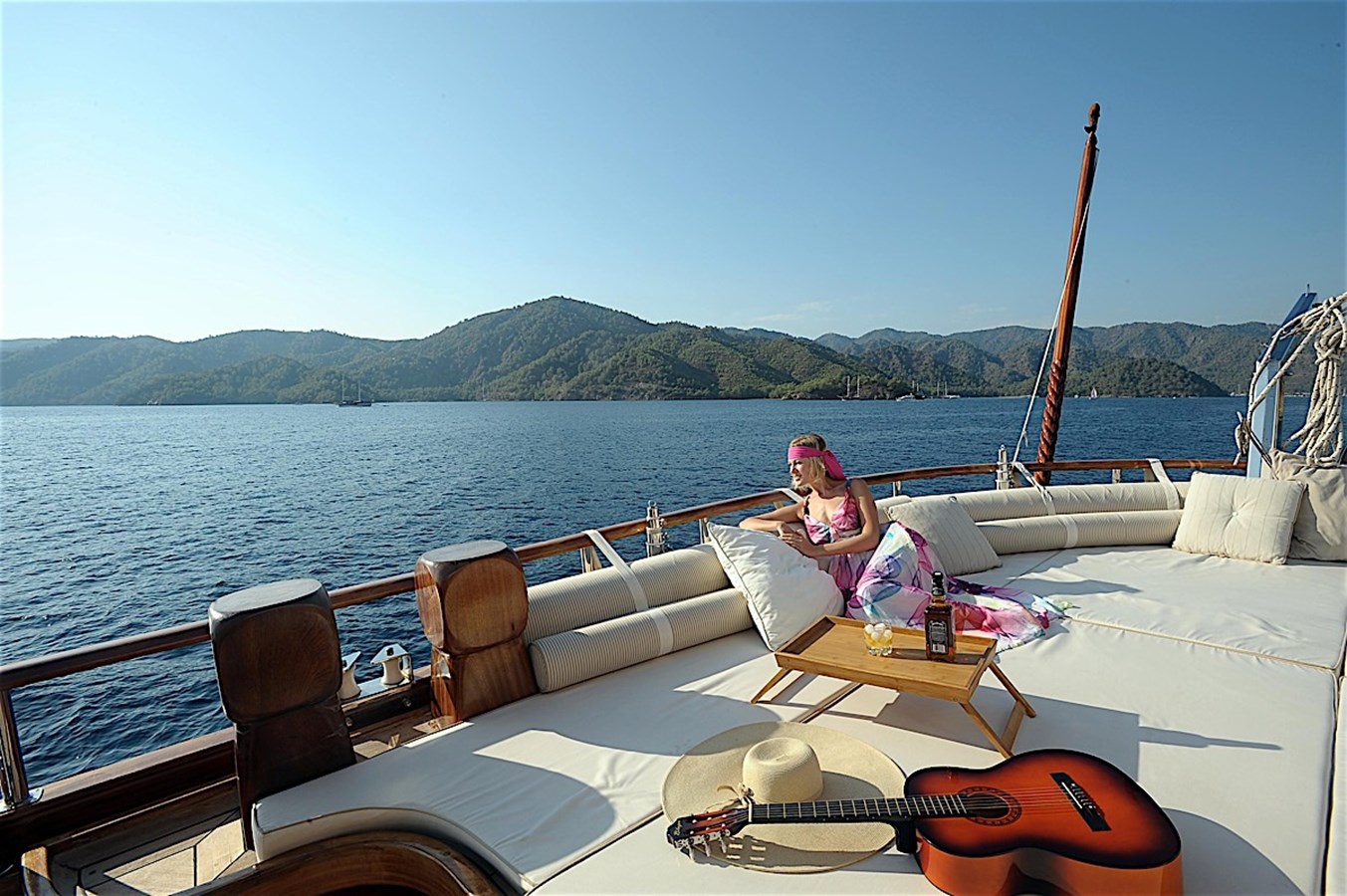 https://s3.amazonaws.com/boss.yatco.com/ForCharter/Vessel/Photo/3330/large_29680.jpg