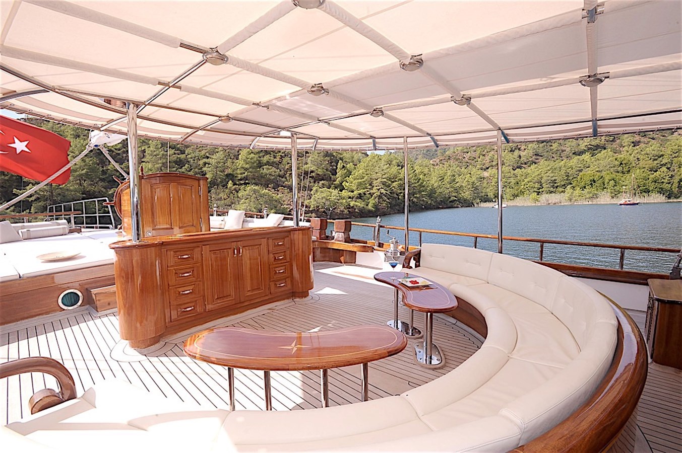 https://s3.amazonaws.com/boss.yatco.com/ForCharter/Vessel/Photo/3330/large_29681.jpg