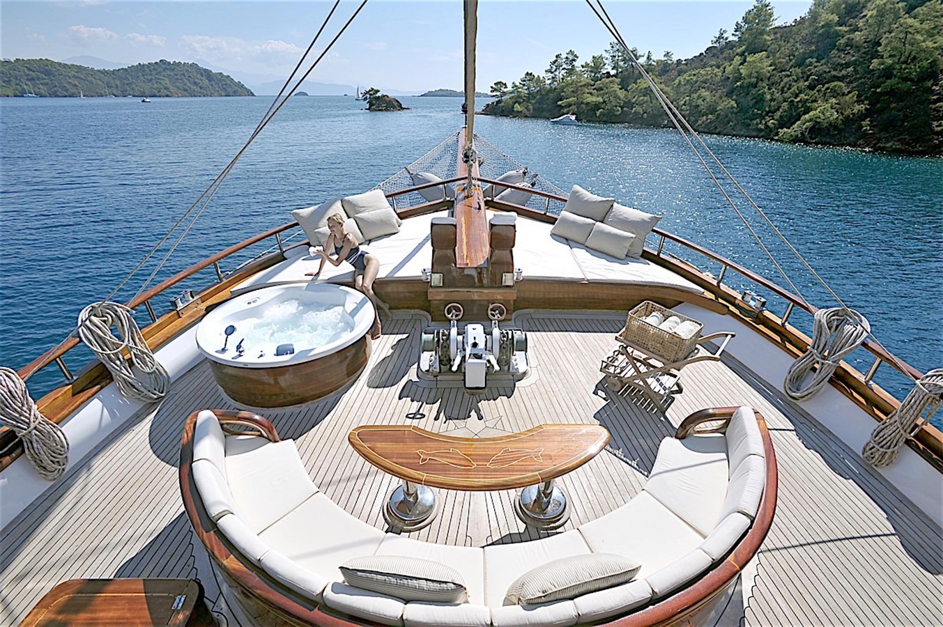 https://s3.amazonaws.com/boss.yatco.com/ForCharter/Vessel/Photo/3330/large_29682.jpg