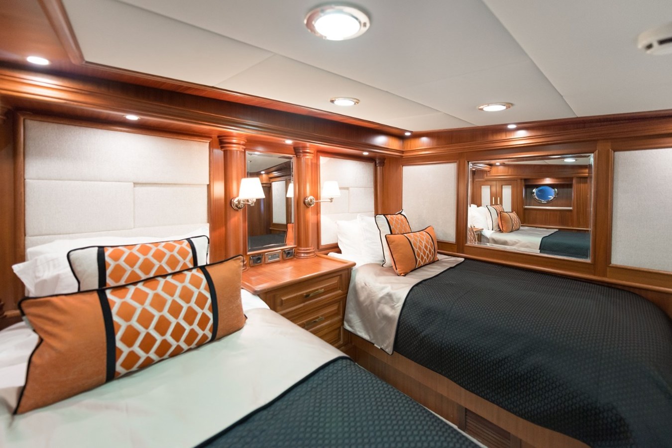 https://s3.amazonaws.com/boss.yatco.com/ForCharter/Vessel/Photo/3330/large_29683.jpg