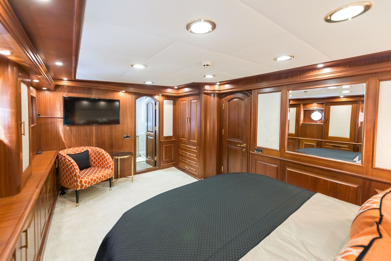 https://s3.amazonaws.com/boss.yatco.com/ForCharter/Vessel/Photo/3330/large_29684.jpg